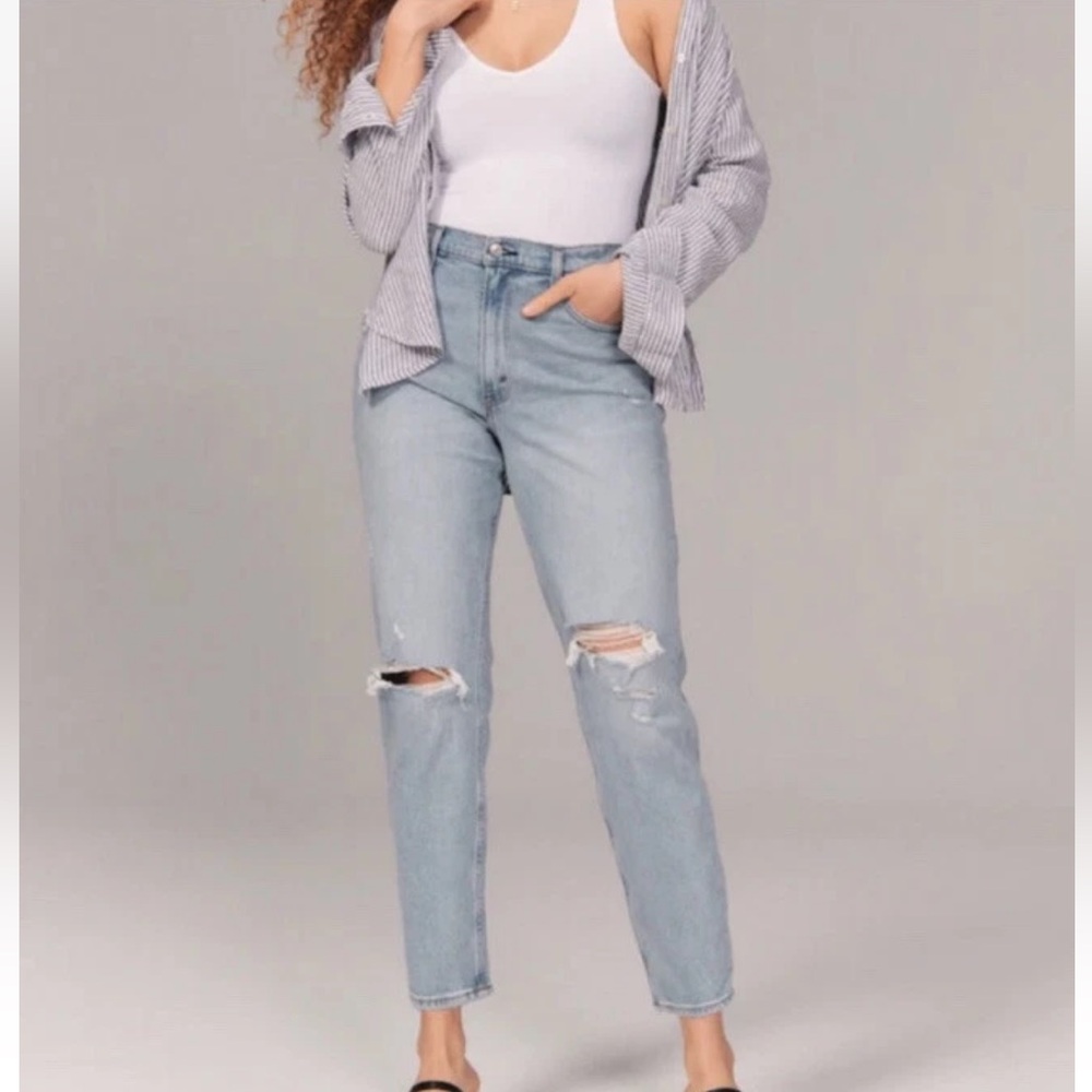Abercrombie High Rise Mom Jeans – Light Wash Distressed | Size 28 (6)